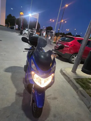 Suzuki Burgman 125cc Maxiscooter ITV hasta 2027.