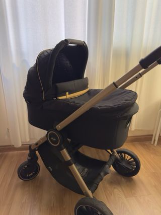 Carrito de bebé negro
