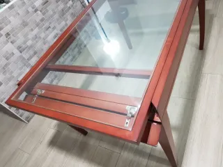 Mesa de comedor de madera y cristal