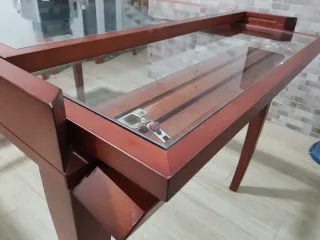 Mesa de comedor de madera y cristal