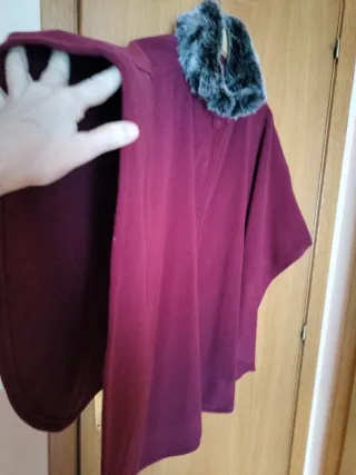 Capa/Poncho elegante con cuello de pelo