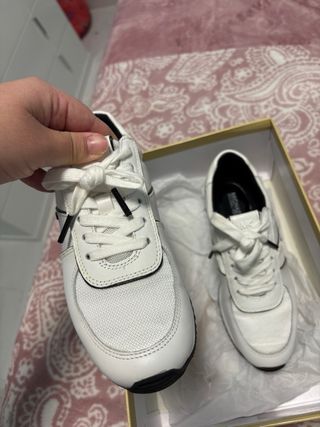 Zapatillas Michael Kors Doradas y Blancas