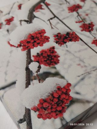 Quadro su Tela: Rami Innevati con Bacche Rosse