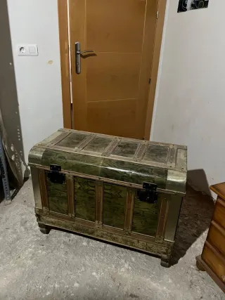 Cofre antiguo madera y metal