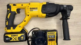Taladro percutor DeWalt 18V XR con cargador