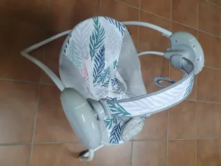 Mecedora automática para bebé con música