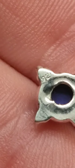 Pendientes de plata y lapislázuli.