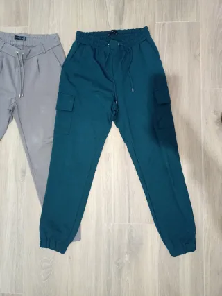 Pantalones cargo grises y verde