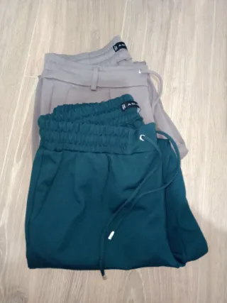 Pantalones cargo grises y verde
