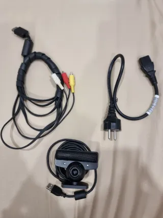 Consola PS3 com 4 comandos, câmara e jogos.