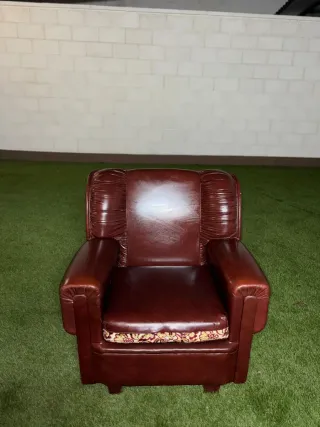 Sillón orejero de piel marrón