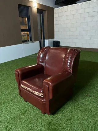 Sillón orejero de piel marrón