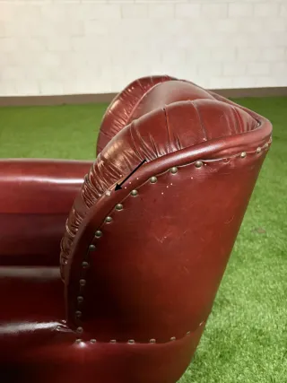 Sillón orejero de piel marrón