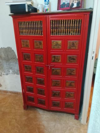 Armario rojo con detalles dorados