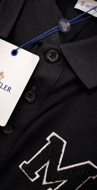 Polo Moncler negro · Detalle bordado · Talla L