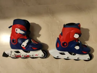 Patines en línea rojos y azules