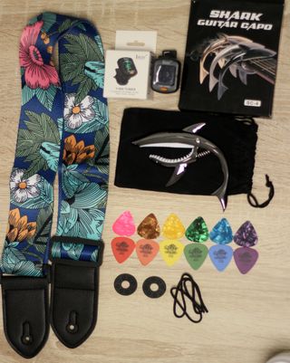 Pack Guitarra: Correa, Cejilla, Afinador, 12 Púas