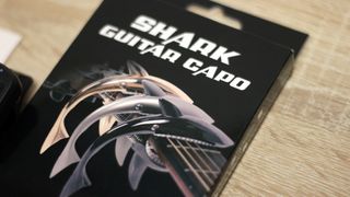 Pack Guitarra: Correa, Cejilla, Afinador, 12 Púas