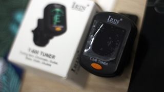 Pack Guitarra: Correa, Cejilla, Afinador, 12 Púas