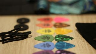 Pack Guitarra: Correa, Cejilla, Afinador, 12 Púas