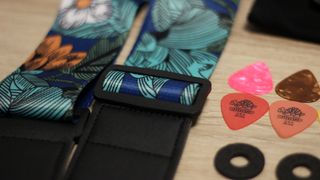 Pack Guitarra: Correa, Cejilla, Afinador, 12 Púas