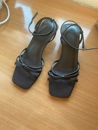 Sandalias Bershka tacón tiras negras