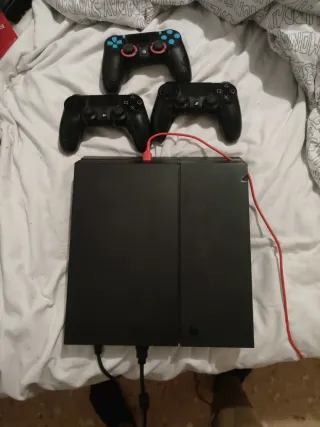 PS4 (PlayStation 4) Negra + 4 Mandos