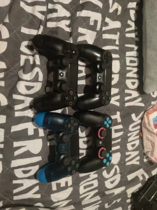 PS4 (PlayStation 4) Negra + 4 Mandos