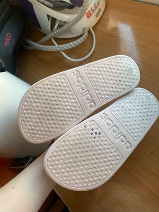 Chanclas Adidas rosas y blancas