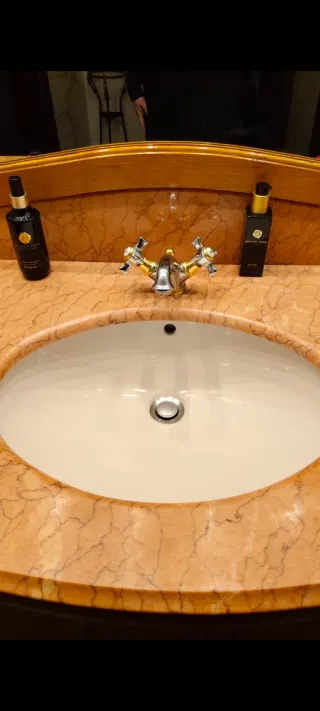 Mueble de baño madera tallada y mármol