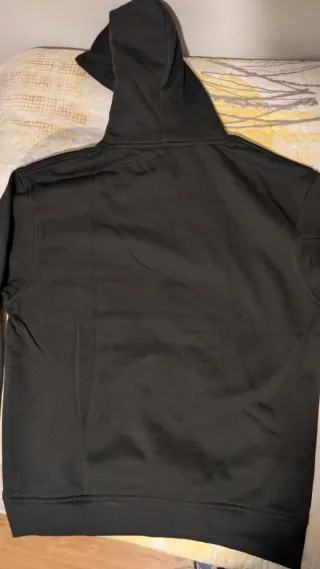 Sudadera negra con capucha. Unisex