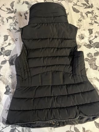 Chaleco acolchado negro con pelo en el cuello