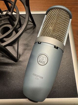 Microfone Condensador AKG Perception P220