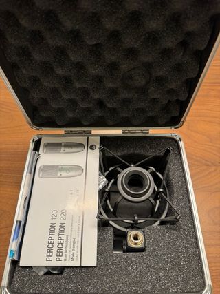 Microfone Condensador AKG Perception P220