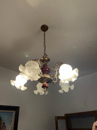 Lámpara de techo dorada y roja