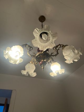 Lámpara de techo dorada y roja