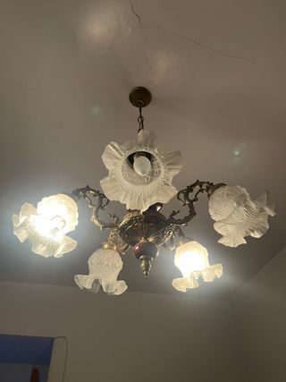 Lámpara de techo dorada y roja