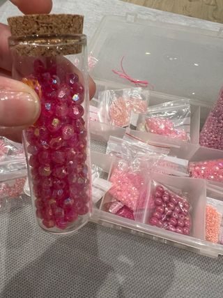 Lote Cuentas y Abalorios Rosa con maletin