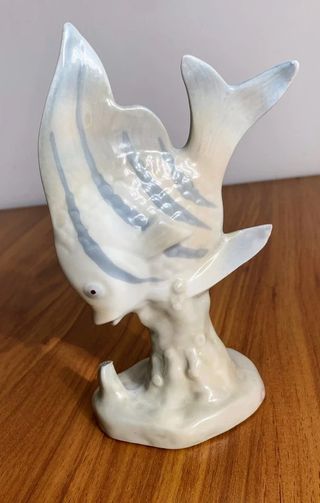 Figura de porcelana Tengra mujer con sombrero