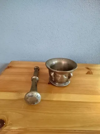 Mortero y mano de bronce antiguo