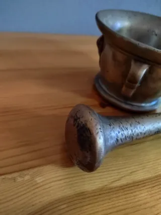 Mortero y mano de bronce antiguo