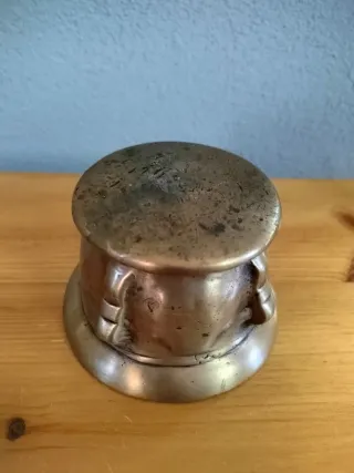 Mortero y mano de bronce antiguo