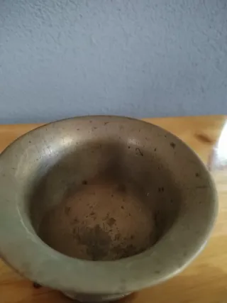 Mortero y mano de bronce antiguo