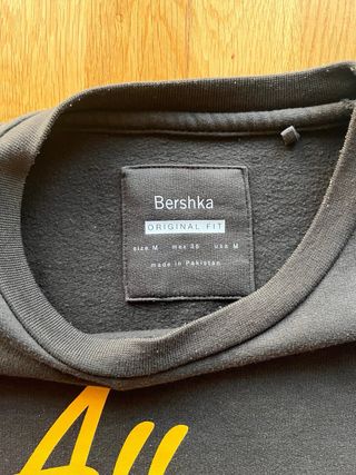 Sweatshirt Bershka preta com escrita amarela