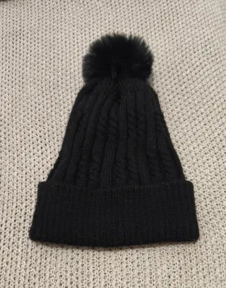 Gorro negro con pompón
