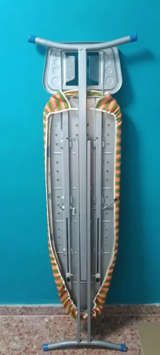 Tabla de planchar con funda a rayas