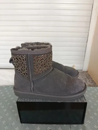 Botas de nieve grises con adornos plateados