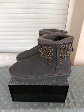 Botas de nieve grises con adornos plateados