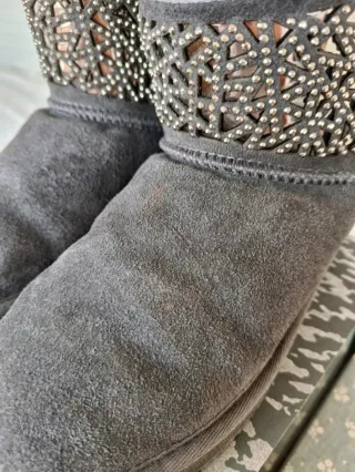 Botas de nieve grises con adornos plateados