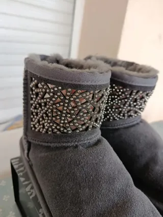 Botas de nieve grises con adornos plateados